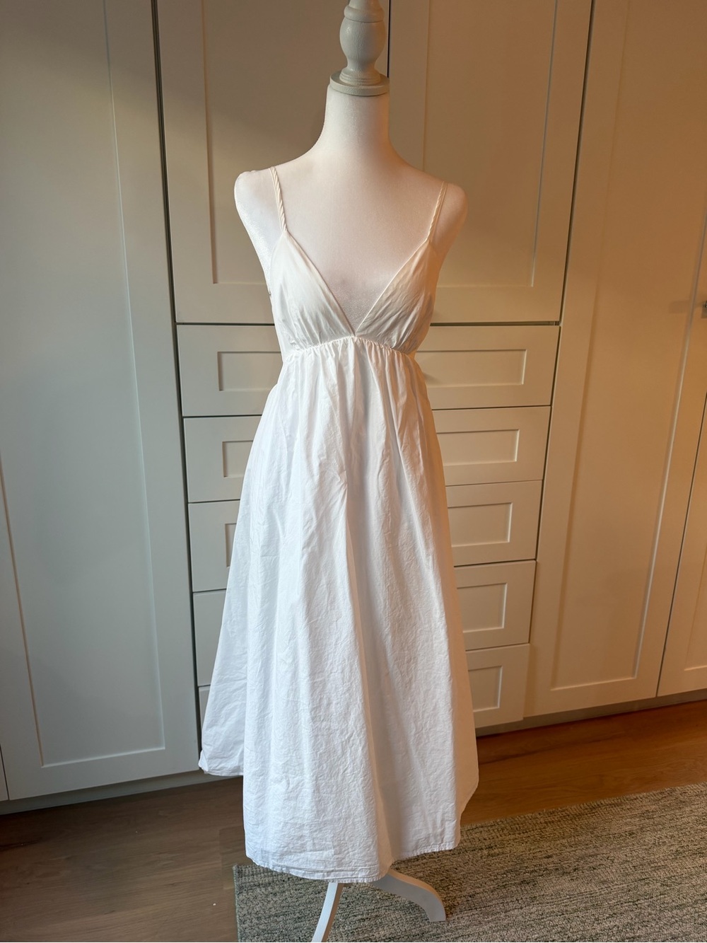 Commense- White Sleeveless Maxi Dress with V-Neck